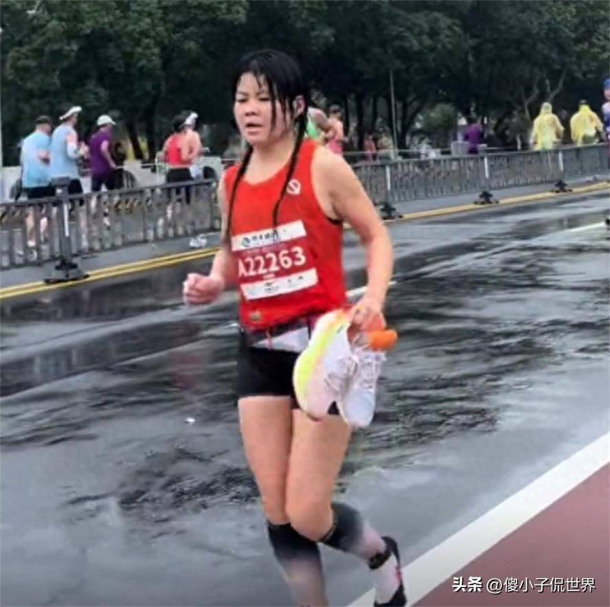 完大哭 网友：同款掉底 特步公关遭吐槽球友会网址女子跑全马鞋底掉光 光脚比赛(图3)